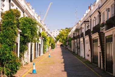 Londra, İngiltere - 26 Ağustos 2019 - Hollanda Park, Kensington bölgesinde beyaz evleri olan cadde.