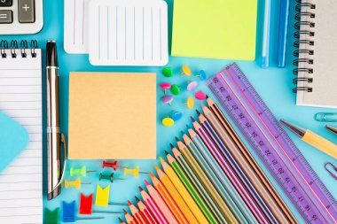 Okula geri dön, mavi arka planda sabit dur..