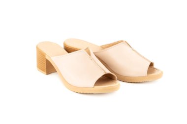 Beyaz arka planda izole edilmiş şık deri ayakkabılar..