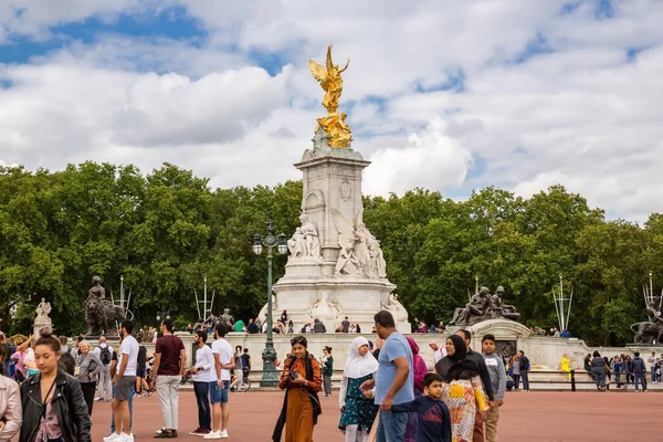 ロンドン 8月8 2019 観光客は大理石とブロンズ像 庭園に囲まれた象徴的な記念碑でビクトリア記念碑を歩く バッキンガム宮殿の前 — ストック写真