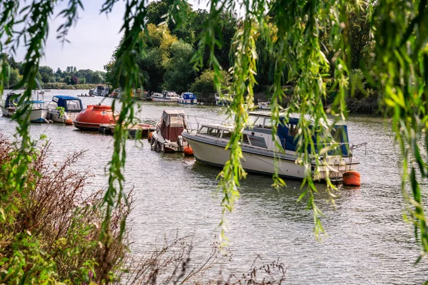 Richmond Londra Ngiltere Birçok Teknesi Olan Thames Nehri Kıyısı — Stok fotoğraf