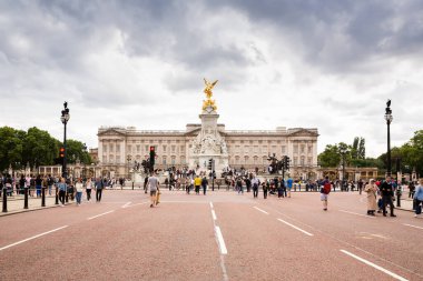 Londra, İngiltere - 8 Ağustos 2019 - Buckingham Sarayı, İngiliz Kraliçesinin Evi, Devlet Odaları ve Londra Victoria Anıtı. Pek çok turist etrafta dolaşıp fotoğraf çekiyor..