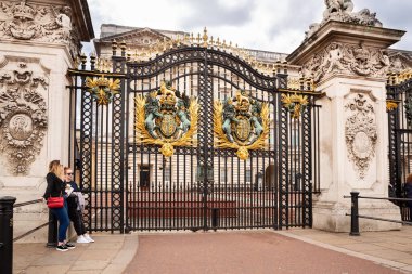 Londra, İngiltere - 8 Ağustos 2019 - Buckingham Sarayı, İngiliz Kraliçesi ve Devlet Odalarının Evi. Kapıda turistler konuşuyor..