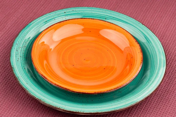 Δύο Χρωματιστά Άδεια Πιάτα Στο Βαμβακερό Τραπεζομάντηλο — Φωτογραφία Αρχείου