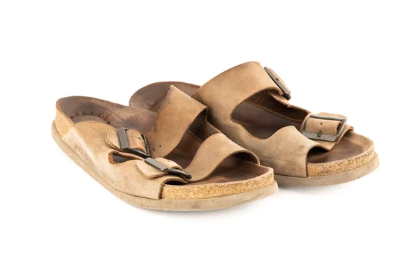 Par Man Gamla Bruna Läder Sandaler Isolerade Vit Bakgrund — Stockfoto