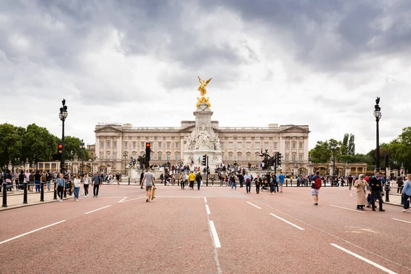ロンドン 8月8 2019 バッキンガム宮殿 ロンドンの英国女王 ステートルーム ビクトリア記念館の家 近くを歩いて写真を撮る観光客が多い — ストック写真