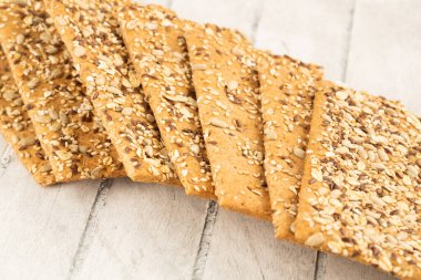 Gri ahşap zemin üzerinde kraker yığını.