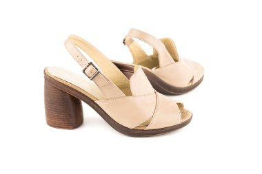 Beyaz arka planda izole edilmiş şık deri ayakkabılar..