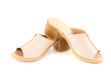 Beyaz arka planda izole edilmiş şık deri ayakkabılar..