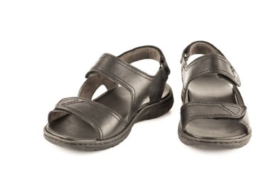 Beyaz arka planda izole edilmiş erkek sandaletleri..