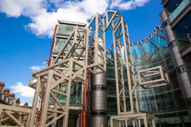 Londra, İngiltere - 8 Ağustos 2019 - Westminster 'da bulunan Richard Rogers ve Ortakları tarafından tasarlanan İngiliz televizyon kanalı Channel 4' ün genel merkezinde büyük 4 heykel.