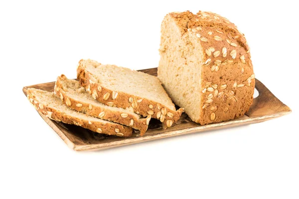 Celozrnný Chléb Houska Ovesnou Kaší Dřevěném Podnosu Izolované Bílém Pozadí — Stock fotografie