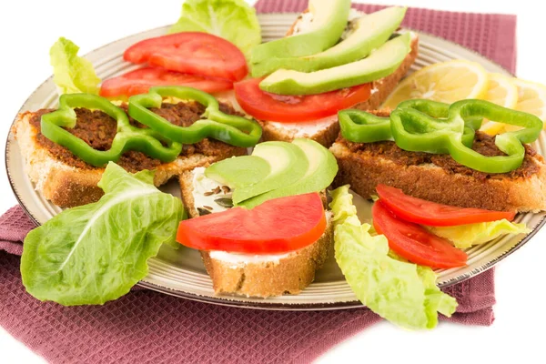 Sandwiches Con Queso Tomates Secos Pimienta Aguacate Semillas Lechuga Limón —  Fotos de Stock