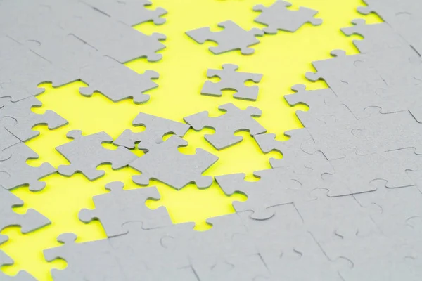 Puzzle Inachevé Pièces Sur Fond Jaune — Photo