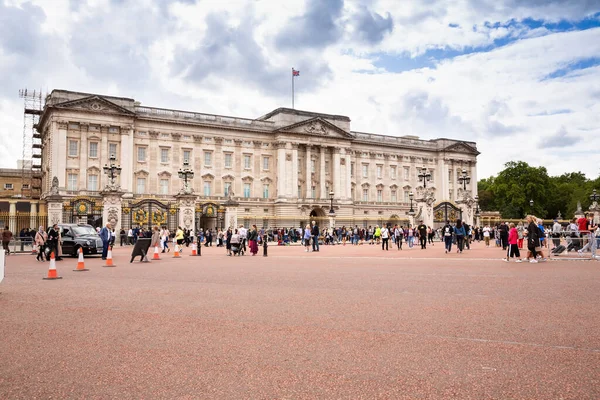 ロンドン 8月8 2019 バッキンガム宮殿 英国の女王と国家の部屋の家 門の近くを歩く観光客 — ストック写真