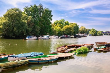 Richmond, Londra, İngiltere 'de birçok teknesi olan Thames Nehri kıyısı..