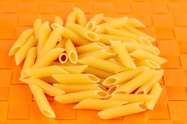 Högen Penne Pasta Orange Bambu Placera Matta — Stockfoto