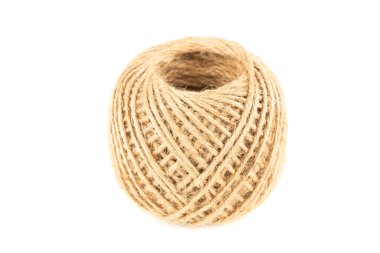 Kenevir ipi makarası beyaz arkaplanda izole edilmiş..