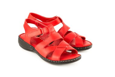 Beyaz arka planda izole edilmiş bir çift şık kırmızı ayakkabı..