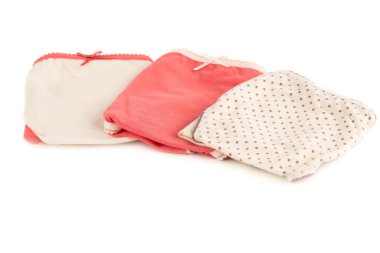 Beyaz arka planda izole edilmiş renkli külotlar.