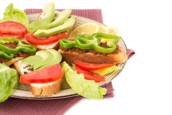 Sandwiches Con Queso Tomates Secos Pimienta Aguacate Semillas Lechuga Limón — Foto de Stock