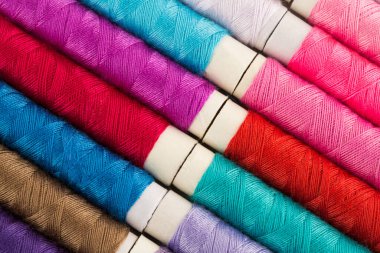 Renkli pamuk iplikleri resmi kapat.