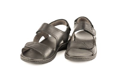 Beyaz arka planda izole edilmiş erkek sandaletleri..