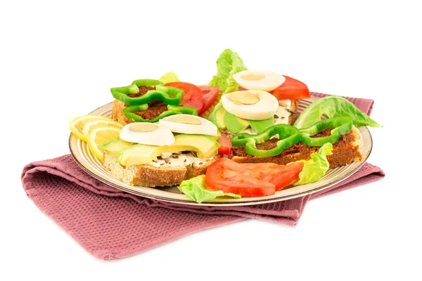 Sandwiches Mit Käse Getrockneten Tomaten Eiern Pfeffer Avocado Und Samen — Stockfoto