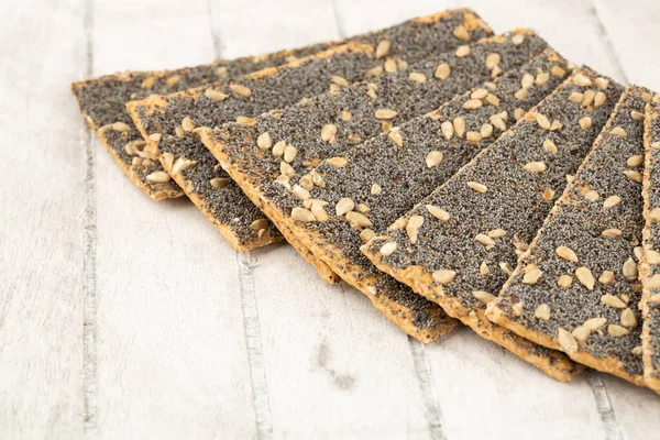 Stapel Crackers Met Papaver Zonnebloempitten Grijze Houten Achtergrond — Stockfoto