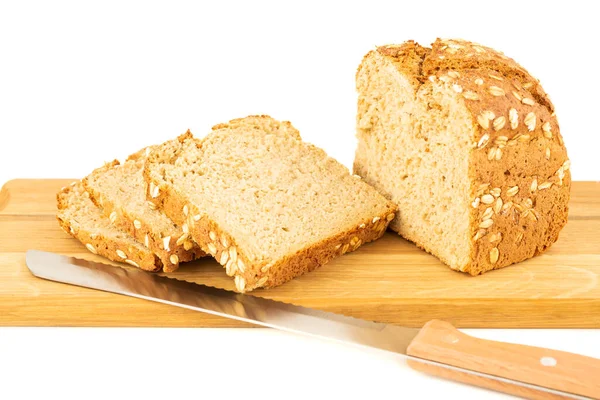 Tahtada Yulaf Beyaz Arka Planda Bıçak Olan Kepekli Ekmek — Stok fotoğraf