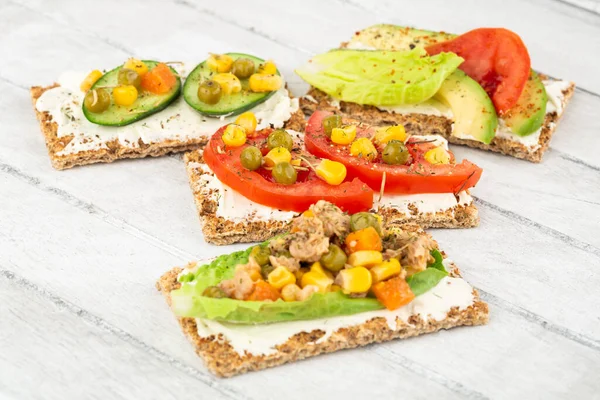 Sandwiches Con Galletas Saladas Queso Atún Verduras Sobre Fondo Madera —  Fotos de Stock