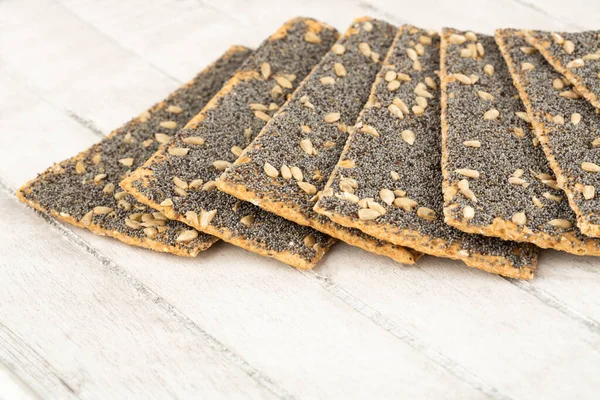 Stapel Crackers Met Papaver Zonnebloempitten Grijze Houten Achtergrond — Stockfoto