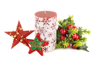 Noel mumu, yıldızlar ve kutsal meyveler beyaz arka planda izole edilmiş..