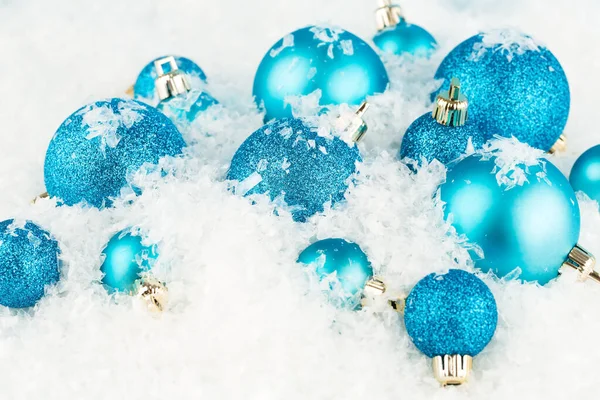 Decoração Natal Com Bolas Azuis Fundo Neve Artificial — Fotografia de Stock