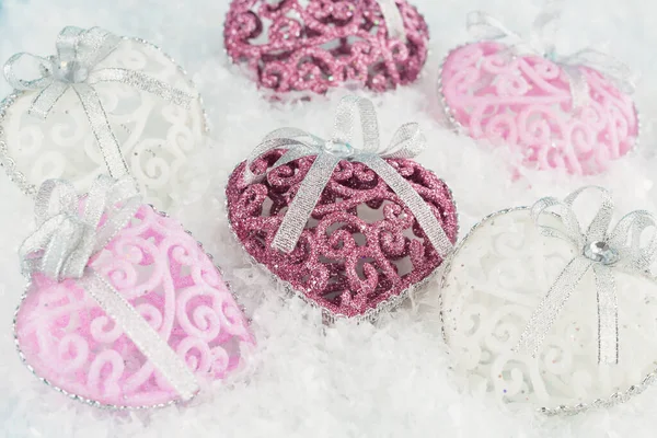 Decoración Navidad Con Juguetes Para Corazón Sobre Fondo Nieve Artificial — Foto de Stock