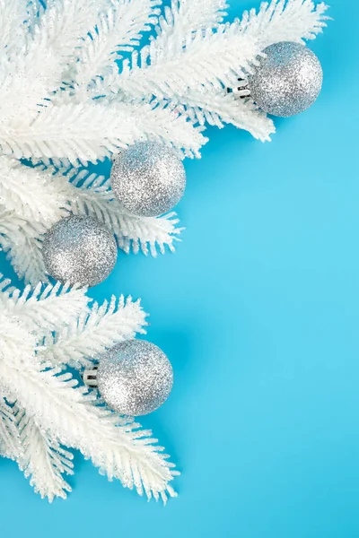 Decoração Natal Com Bolas Cinza Abeto Ramo Branco Fundo Azul — Fotografia de Stock