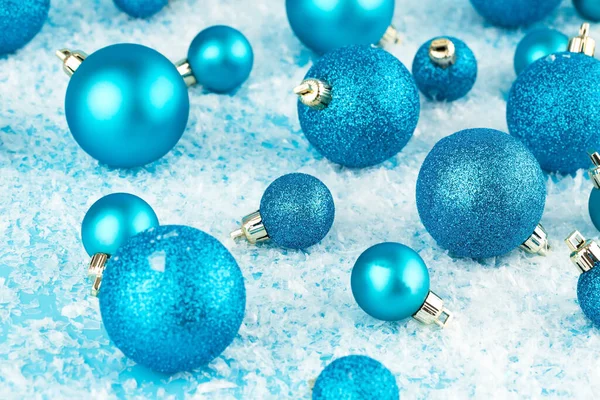 Świąteczne Dekoracje Niebieskimi Kulkami Sztucznym Tle Śniegu — Zdjęcie stockowe