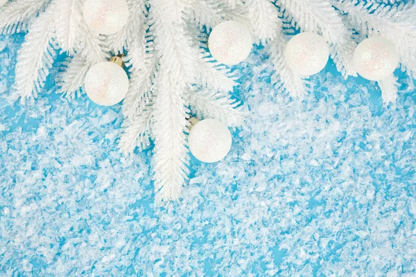 Świąteczne Dekoracje Białymi Kulkami Gałązką Jodły Sztucznym Tle Śniegu — Zdjęcie stockowe