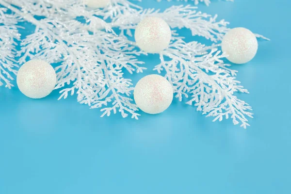 Decoración Navidad Con Bolas Rama Abeto Blanco Sobre Fondo Azul — Foto de Stock