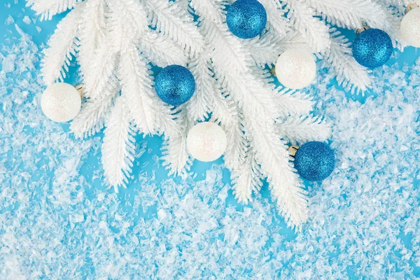 Kerstversiering Met Ballen Witte Dennenboom Tak Kunstmatige Sneeuw Achtergrond — Stockfoto