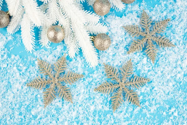 Kerstversiering Met Ballen Sneeuwvlokken Witte Dennenboom Tak Kunstsneeuw Achtergrond — Stockfoto