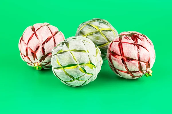 Weihnachten Bunte Kugeln Auf Grünem Hintergrund — Stockfoto