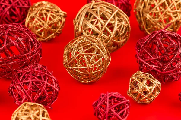 红色背景的圣诞木制彩球 — 图库照片