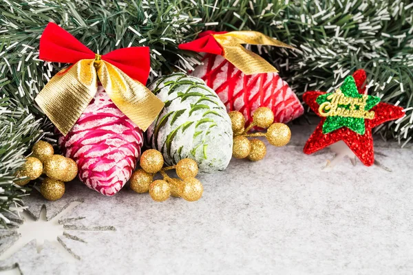 Vánoční Dekorace Jedlí Strom Girland Kornouty Hvězda Šedém Pozadí — Stock fotografie