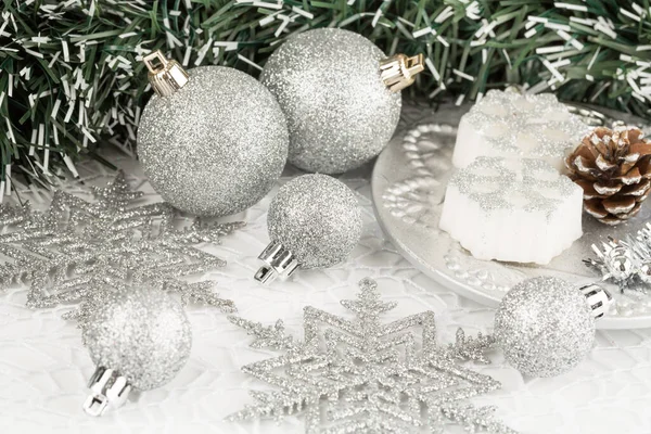 Decoração Natal Com Guirlanda Bolas Velas Flocos Neve Fundo Rede — Fotografia de Stock