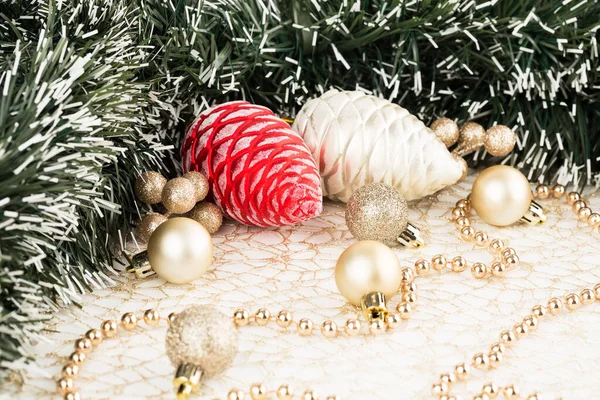 Decoração Natal Com Grinalda Abeto Cones Contas Bolas Sobre Fundo — Fotografia de Stock