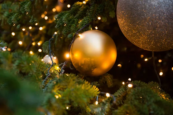 Noel Oyuncakları Işıklar Köknar Ağacında — Stok fotoğraf