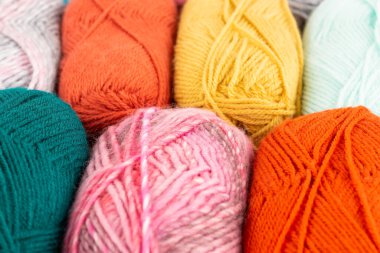 Renkli örgü ipliği yığını resmi kapatıyor..