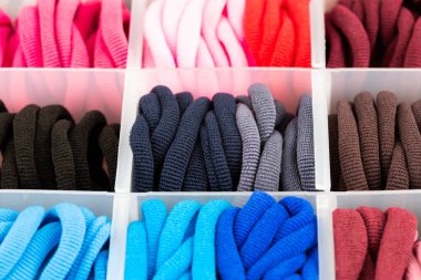 Plastik kutunun içindeki renkli elastik saç bantları..
