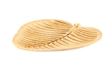 Tahta tepsi yaprak şeklinde beyaz arkaplanda izole edilmiş..